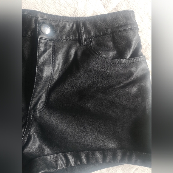 Divided faux leather shorts. Size 10 - Picture 3 of 11